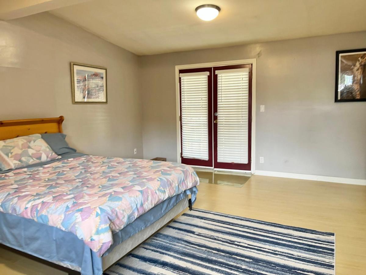 Whole Suite To Yourself At Coquitlam Centre! Port Coquitlam Luaran gambar