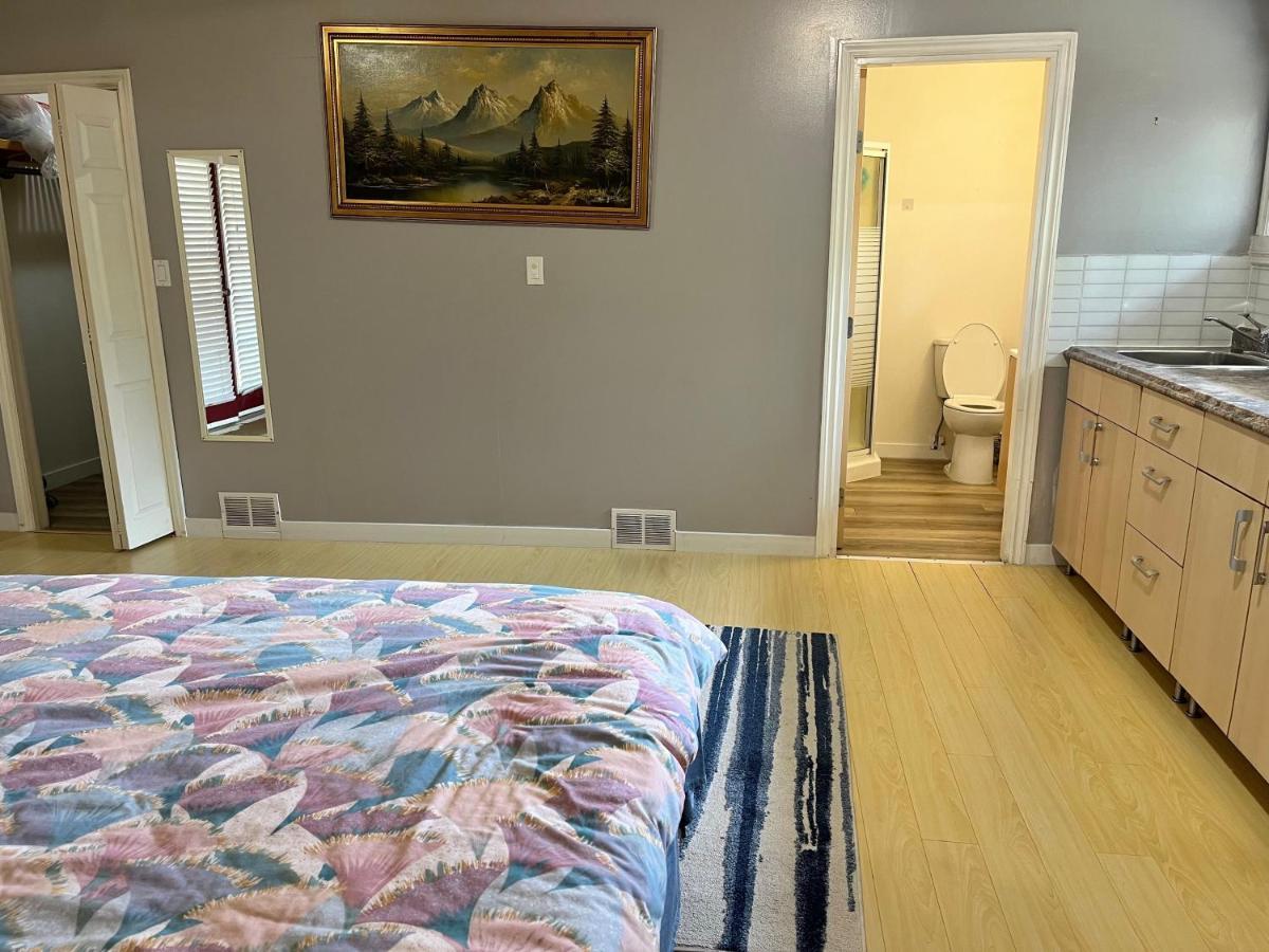 Whole Suite To Yourself At Coquitlam Centre! Port Coquitlam Luaran gambar